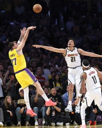 B体育官方网站-西部排名又变了：湖人创NBA奇迹，勇士收大礼，4队排名互换